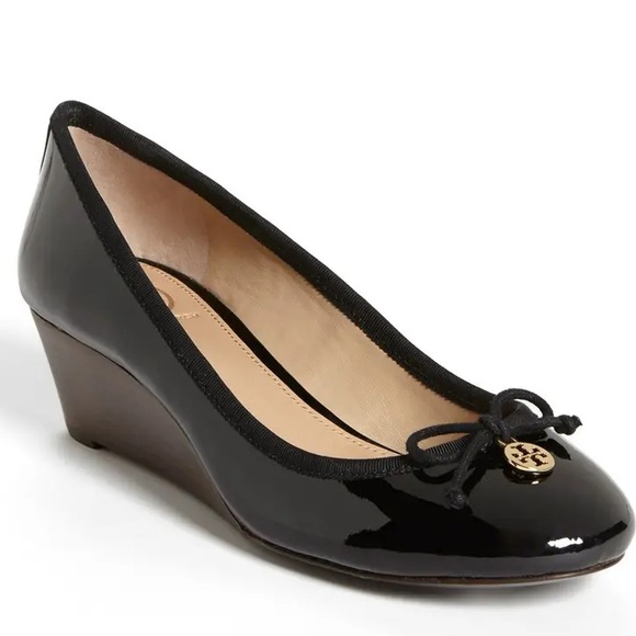 TORY BURCH Chelsea Wedge Black Patent Leather Gold Logo Charm Bow Heels - Picture 1 of 11